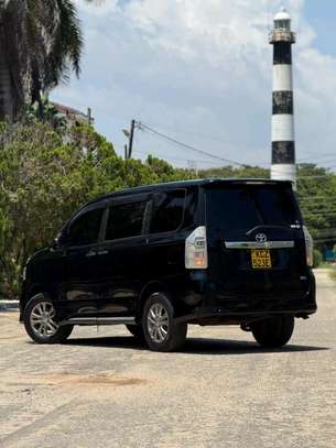Toyota voxy  used image 3