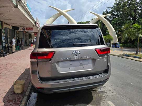 Toyota Land cruiser V8 AX 2023 image 13