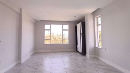 3 Bed Apartment with En Suite at Rhapta Rd image 18