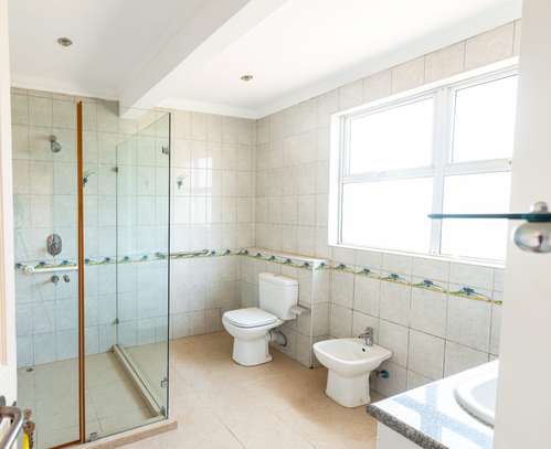 5 Bed Apartment with En Suite in Brookside image 9