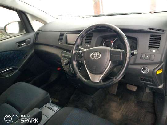 Toyota ISIS platana image 3