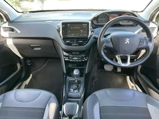 Peugeot 2008 white image 5