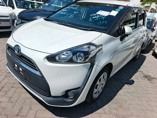 Toyota sienta hybrid image 1