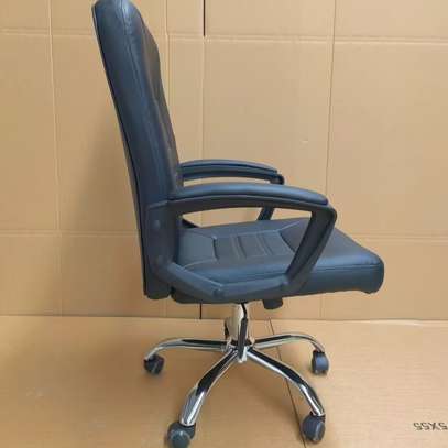 Office chair: Black swivel ergonomic leather seat image 4