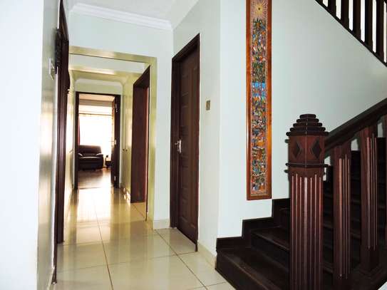 5 Bed Villa with En Suite in Nyari image 10