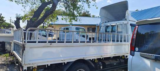 Mitsubishi Fuso canter manual diesel 2017 image 9