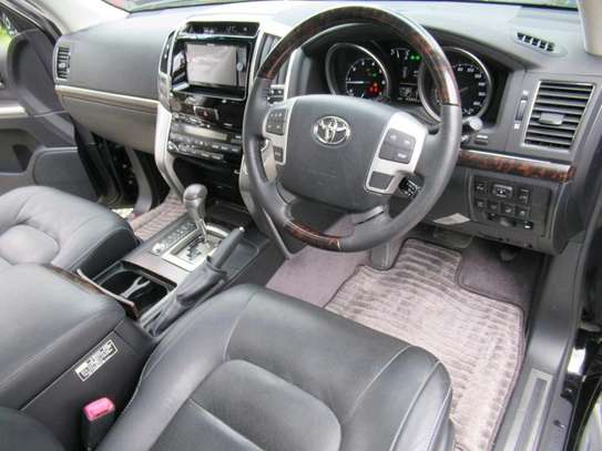 2016 Toyota Landcruiser V8 with leather and SUNROOF 8 Seater image 3