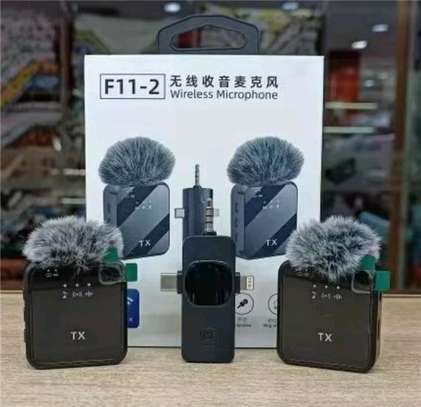 This 3-in-1 wireless lapel microphone image 3