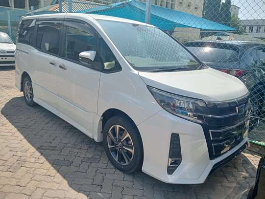 Toyota Noah WXB image 2