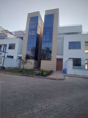 5 BEDROOM ALL-ENSUITE VILLA +DSQ FOR SALE image 1