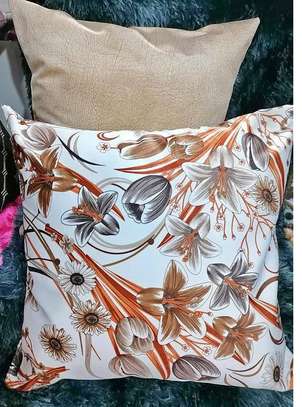 FLOWERED THROW PILLOWS image 11