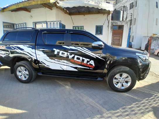 Toyota Hilux double cabin black 2017 image 3