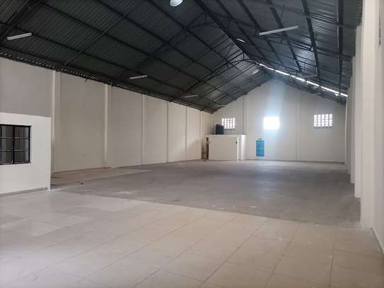 4500 ft² warehouse for rent in Industrial Area image 2