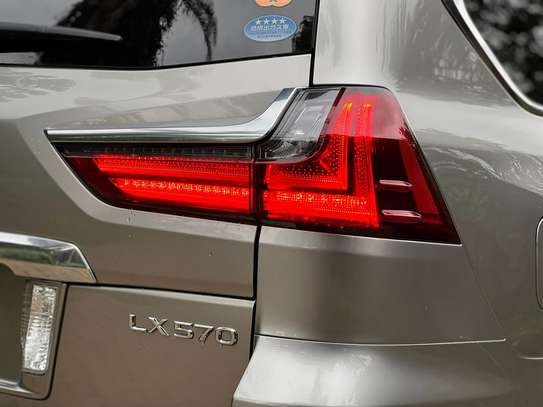 Lexus LX 570  2016 image 2
