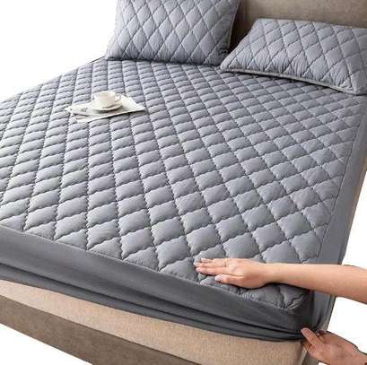 QUILTED WATERPROOF MATTRESS PROTECTOR image 5