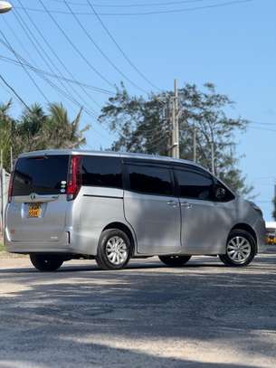 Toyota Noah 2017 image 8