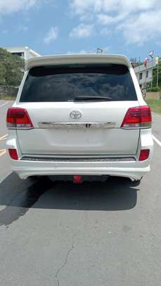 Land Cruiser V8 image 1