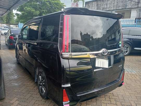 Toyota Noah image 8