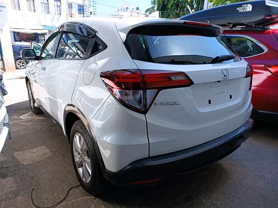 WHITE HONDA VEZEL image 3