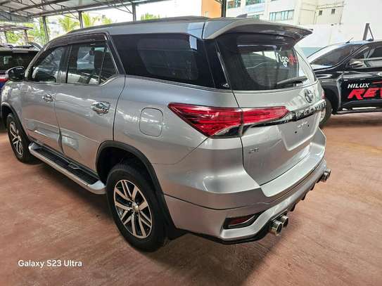Toyota Fortuner (silver) image 4