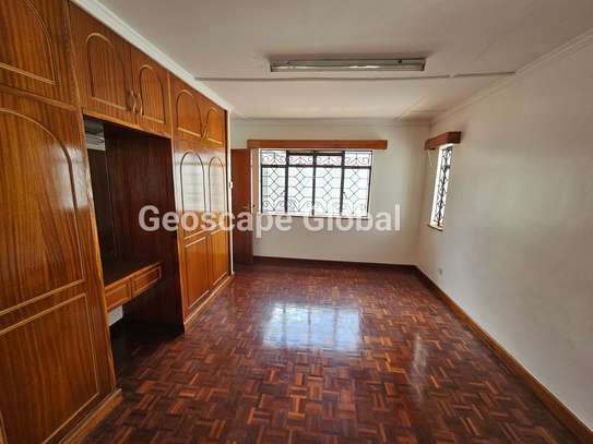 5 Bed Townhouse with En Suite in Spring Valley image 17