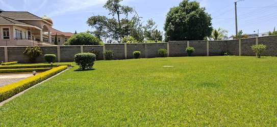 7 Bed House with En Suite in Runda image 3