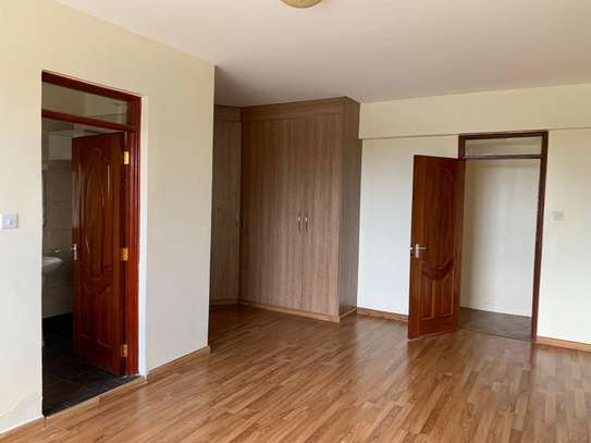 4 bedroom apartment all ensuite with Dsq image 9