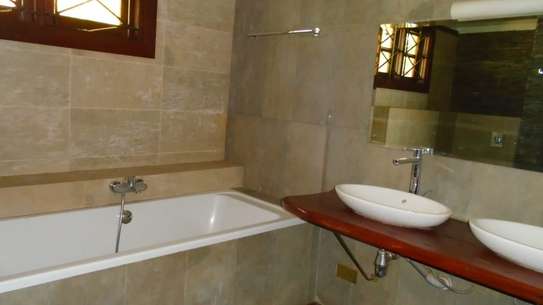 5 Bed Townhouse with En Suite at Off Old Muthaiga Road image 5