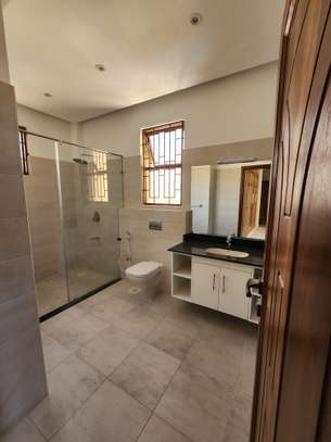 3 Bed Apartment with En Suite at Opposite Voyager Hotel image 11