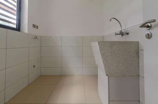 3 Bed Apartment with En Suite in Thika Road image 13