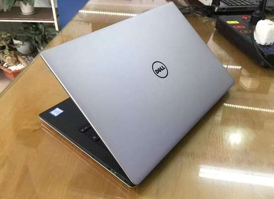 Dell precision 5520 laptop image 4