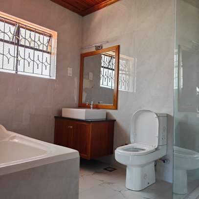 5 Bed House with En Suite at Nyari image 6