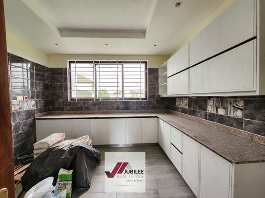 6 Bed House with En Suite in Runda image 12