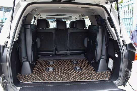 Lexus 570 image 2