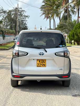 Toyota Sienta hybrid 2018 image 7