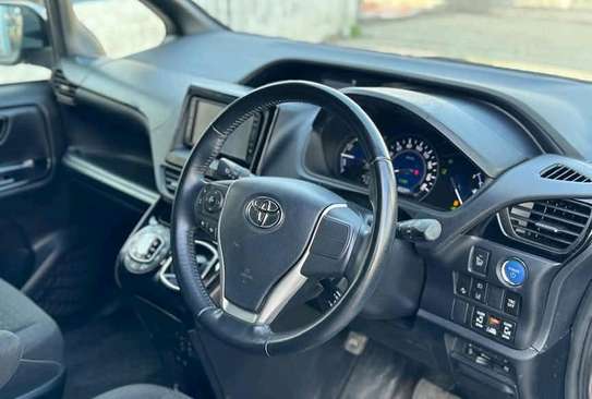 TOYOTA NOAH image 5
