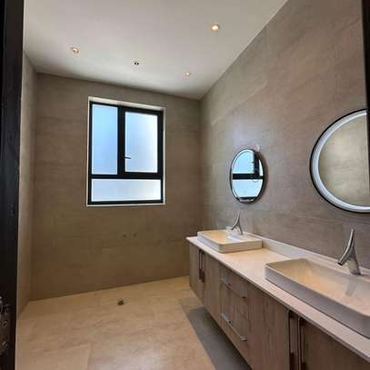 5 Bed Townhouse with En Suite in Lavington image 6