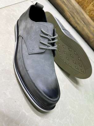 Men low cut shoes image 2