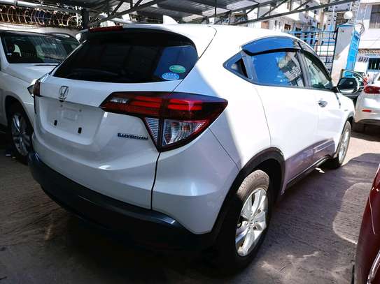 WHITE HONDA VEZEL image 2