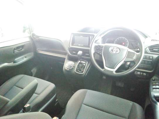 Toyota Noah brown image 1