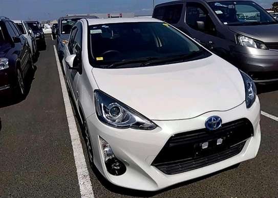 Toyota Aqua Hybrid 2016 model white color image 1