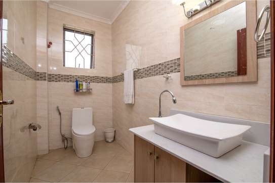 5 Bed House with En Suite in Thika Road image 7