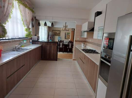 5 Bed Townhouse with En Suite in Ridgeways image 5