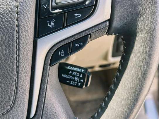 Toyota land cruiser Prado TZG Gold 2019 image 7