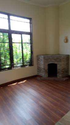 5 Bed House with En Suite at Faith Avenue image 12