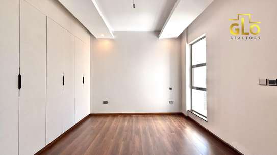 3 Bed Apartment with En Suite in Brookside image 1