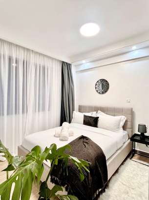 Serviced 2 Bed Apartment with En Suite at Riverside image 4