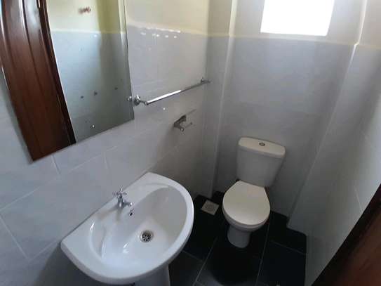 2 bedroom apartment en suite image 8