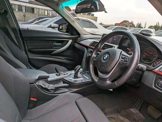BMW 320i 2016 model image 4