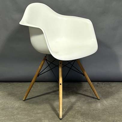 Large Eames Chair image 3
